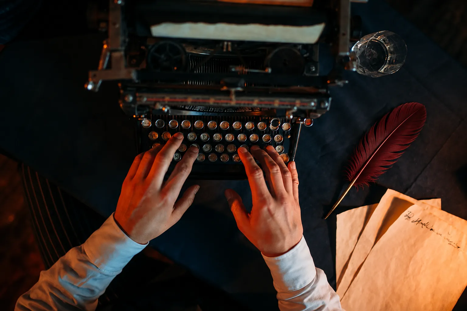 Macchina da scrivere vintage e piuma rossa: la redazione di Giochi per Grandi al lavoro