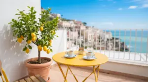 Racconti erotici: due tazzine di espresso su un tavolino giallo in terrazza vista mare con limone